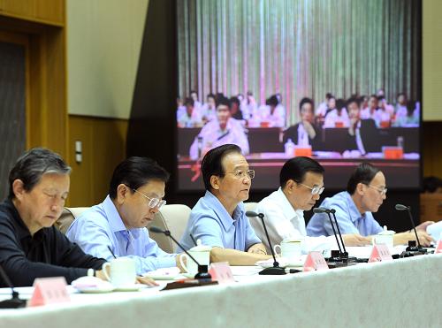 9月27日,國務院在北京召開全國節(jié)能減排工作電視電話會議,全面動員和部署“十二五”節(jié)能減排工作。國務院總理溫家寶作重要講話,國務院副總理李克強主持會議。新華社記者 劉建生 攝